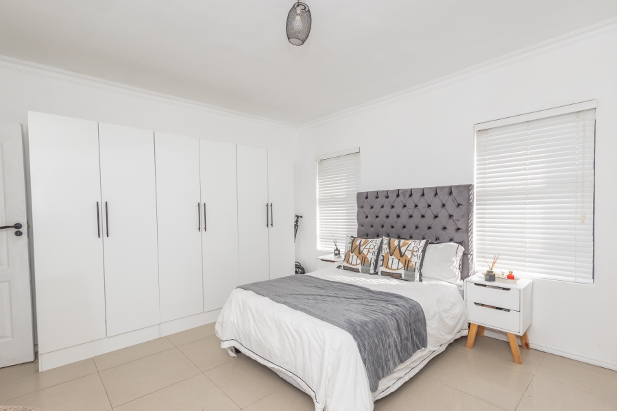 6 Bedroom Property for Sale in Jakarandas Western Cape